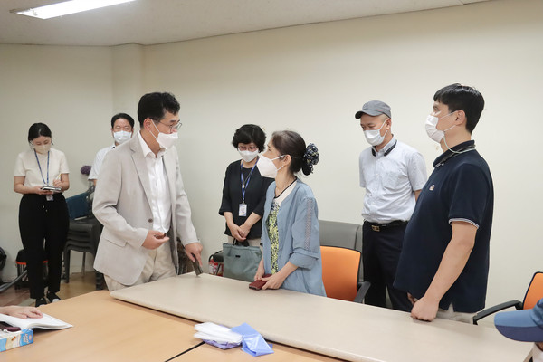 ▲ 작년 8월 시각장애인 쉼터를 현장방문한 이기재 양천구청장.