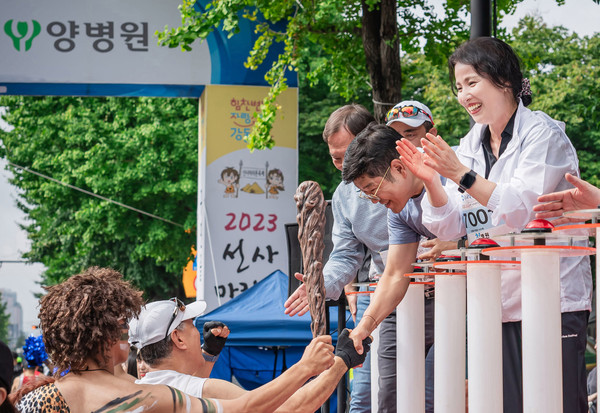 ▲ 이수희 강동구청장(우)이 17일 선사마라톤 축제 참여자들을 응원하고 있다.