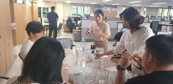 ▲ 구리시 곤충생태관 천연 모기기피제 나눔 이벤트 진행 모습.