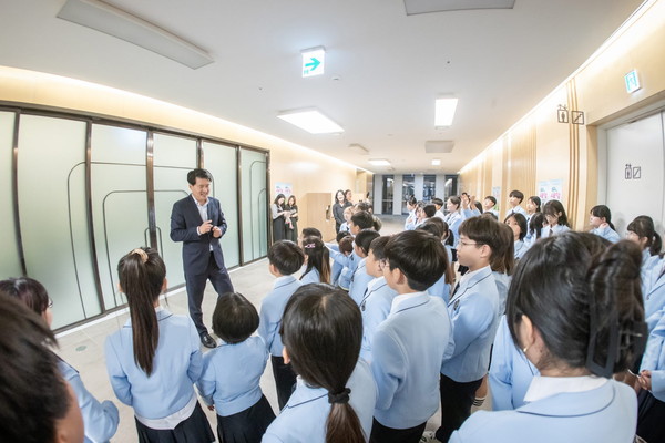 ▲ 강범석 인천서구청장이 어린이 합창단과 이야기를 나누고 있다.