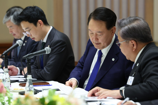 ▲ 한-수리남 정상회담에서 박진 외교부 장관과 대화하는 윤 대통령. /뉴시스