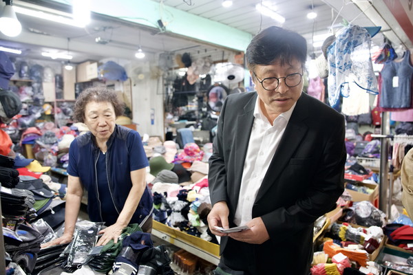 ▲ 도성훈 인천광역시교육감, 추석맞이 전통시장 장보기 행사 참여 모습.