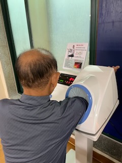 ▲ 자동전자혈압계 사용 모습.