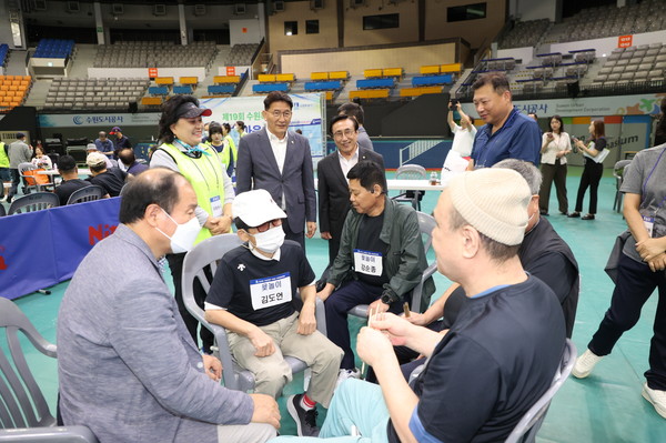 ▲ 장애인 한마음 체육대회 참석해 격려 전하는 김기정 의장과 의원들.