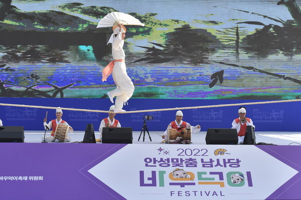 바우덕이축제 메인무대 줄타기 공연