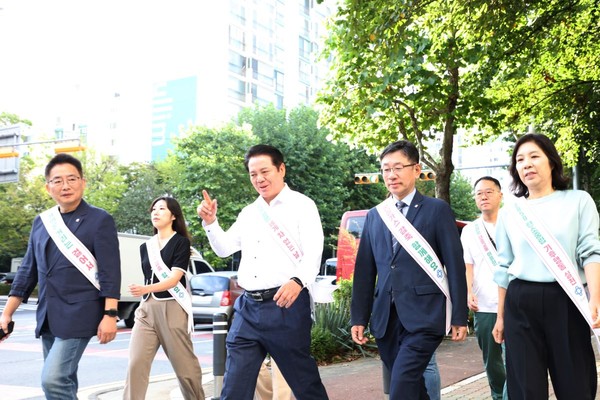 최대호 안양시장(첫번째줄 왼쪽에서 두번째)이 22일 세계 차 없는 날을 맞아 걸어서 출근하기 캠페인에 참여했다