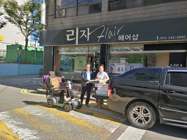 ▲ 한국국제미술협회가 지역장애인을 위한 식료품을 기부했다.