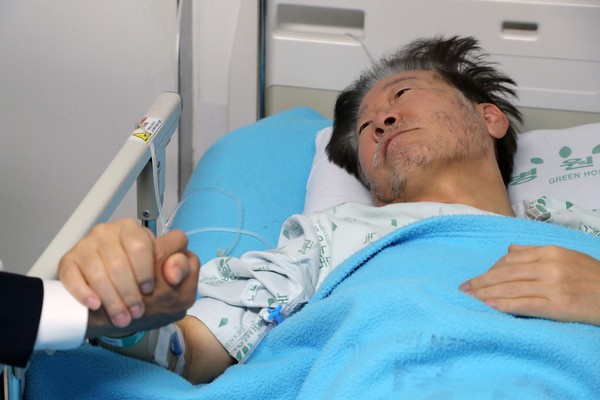 ▲ 민주당 박광온 원내대표가 단식 중인 이재명 민주당 대표를 찾아 대화하고 있다. /뉴시스