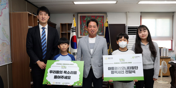 ▲ 위문금 전달 기념촬영 모습.