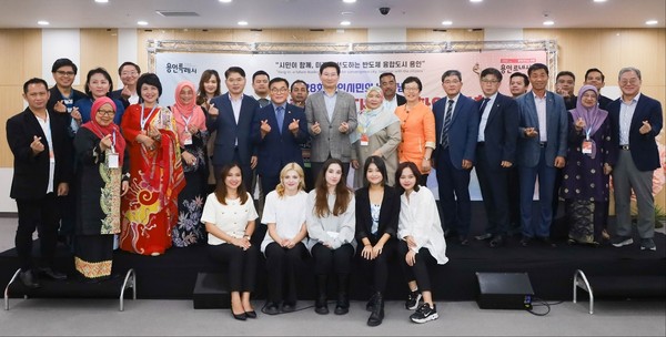 ▲ 용인특례시의 자매도시 관계자들과 이상일 용인특례시장 모습.