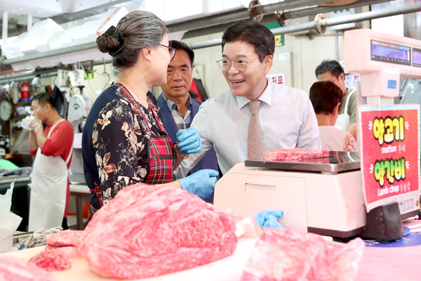 ▲ 추석 연휴에 앞서 마장축산물시장 민생투어에서 상인과 인사하고 있는 정원오 성동구청장(사진 오른쪽).
