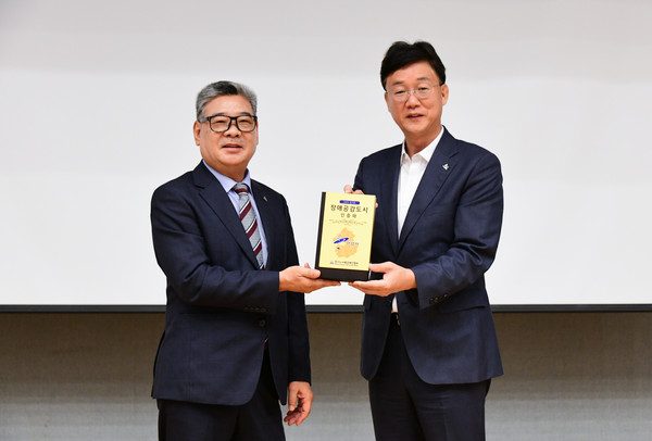 ▲ 이민근 안산시장(오른쪽)과 김기호 경기지장협회장(왼쪽).