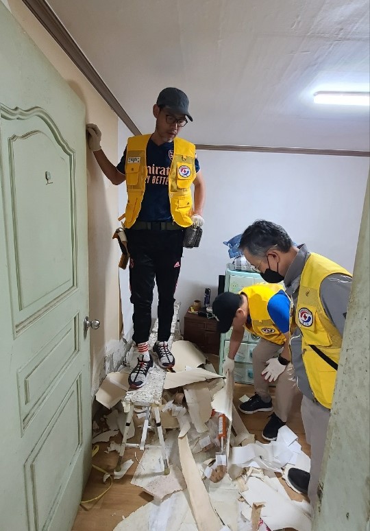 ▲ 대한적십자 이천 하나로봉사회 창전동 독거노인가구 집수리 봉사 실시 모습.
