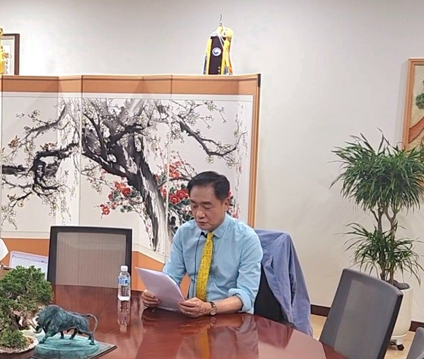 ▲ 정장선 평택시장이 청렴도서와 함께하는 청렴방송에 참여했다.