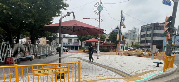 ▲ 신광사거리 횡단보도 대기의자 설치 모습.