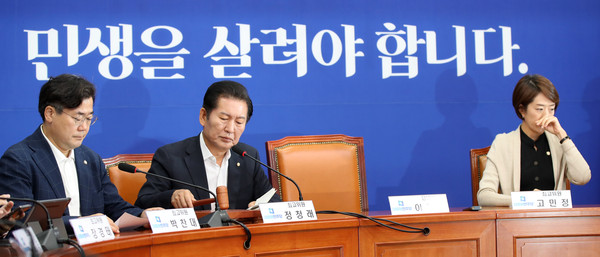 ▲ 정청래 더불어민주당 최고위원이 25일 오전 서울 여의도 국회에서 열린 최고위원회의에서 의사봉을 두드리고 있다. /뉴시스