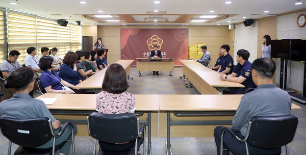 ▲ 수원특례시의회 김기정 의장, 청원경찰 격려.