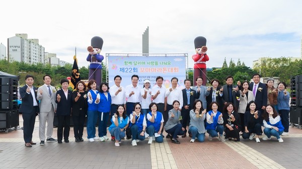 ▲ 최성운 의장, 꼬마마라톤대회 응원 기념촬영.