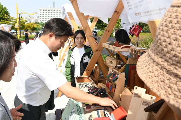 ▲ 조용익 부천시장이 행사장 곳곳을 체험해보고 있다.