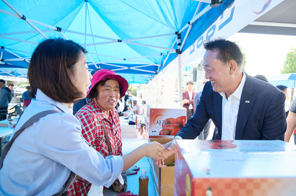 ▲ 이충우 여주시장이 농특산물 직거래장터에 방문했다.
