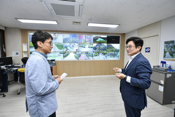 ▲ 김병수 김포시장이 야간·휴일 재난안전상황실에 방문했다.