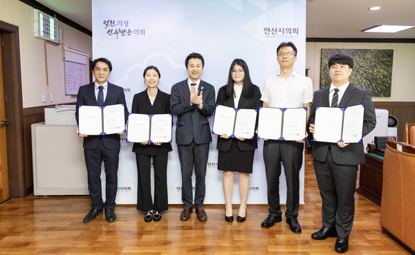 ▲ 안산시의회가 최근 일반직 공무원 공채를 통해 선발한 인력에 대한 배치를 마쳤다. 사진은 지난 18일 의장실에서 열린 신규공무원 임용식의 모습.