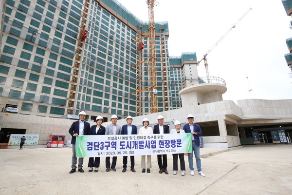 ▲ 인천 서구의회, 검단3구역 아파트 건설현장 시찰 모습.