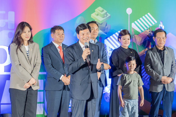▲ 지난 9월 22일 열린 ‘압구정로데오 페스티벌’에서 전인수 부의장이 축사를 하고 있다.