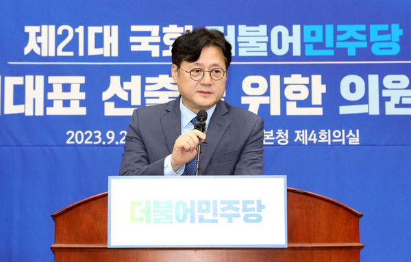 ▲ 당선인사하는 홍익표 신임 원내대표. /뉴시스