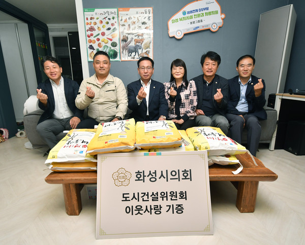 ▲ 병점동 그룹홈‘봄볕’을 방문한 화성시의회 화성시의회 도시건설위원 단체사진.