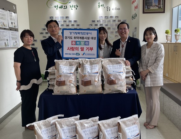 ▲ 경기평택항만공사는 추석 명절을 앞두고, 경기도 내 취약계층시설 25개를 대상으로 총 1,300만원 상당의 쌀 기부를 진행했다. 사진 왼쪽 두 번째부터 공사 김석구 사장, 수원 광교장애인주간보호시설 김명진 원장, 경기도의회 이학수 의원.