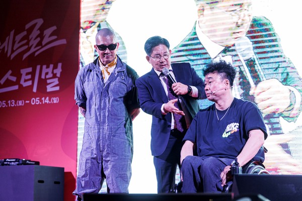 ▲ 지난 5월 레드로드 페스티벌 붐업 파티에서 박강수 구청장이 공연가수 강원래와 구준엽을 소개하고 있다.
