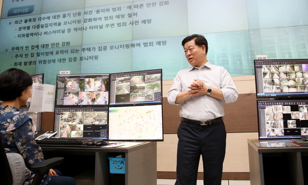 ▲ 박승원 광명시장이 24시간 CCTV 모니터링을 통해 각종 범죄를 예방하고 있는 도시통합운영센터를 방문하여 근무자들을 격려했다.