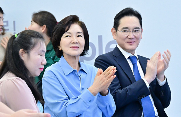 ▲ 박수치는 이재용 회장-홍라희 전 관장. /뉴시스