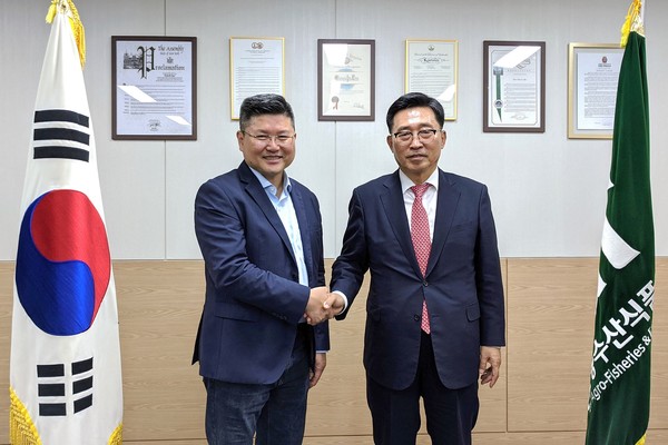 ▲ 김춘진 한국농수산식품유통공사 사장(우측), 강형원 포토저널리스트(좌측).
