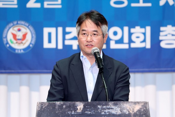 ▲ 이동환 고양특례시장이 미주한인회총연합회의 밤 행사에서 인사말을 하고 있다.