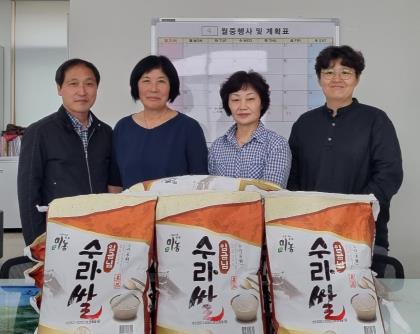 ▲ 옹진군 대청면 옥죽동 부녀회 쌀 나눔행사 개최 모습.