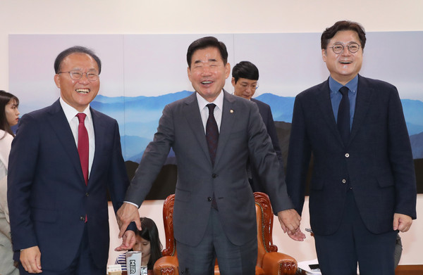 ▲ 윤재옥 국민의힘 원내대표와 홍익표 더불어민주당 원내대표가 김진표 국회의장과 기념촬영을 하고 있다. /뉴시스