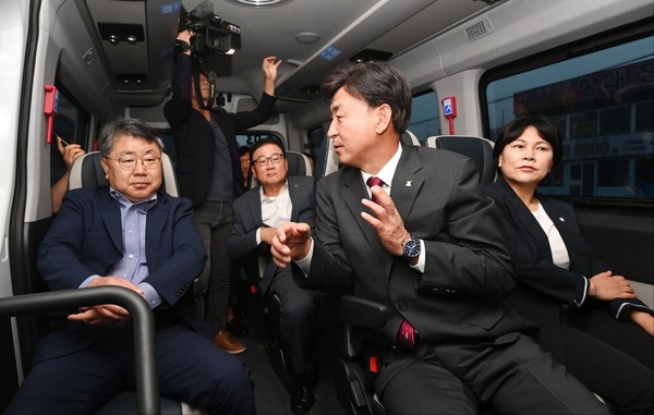 ▲ 방세환 광주시장이 광역 콜버스 운영 상황을 점검하고 있다.