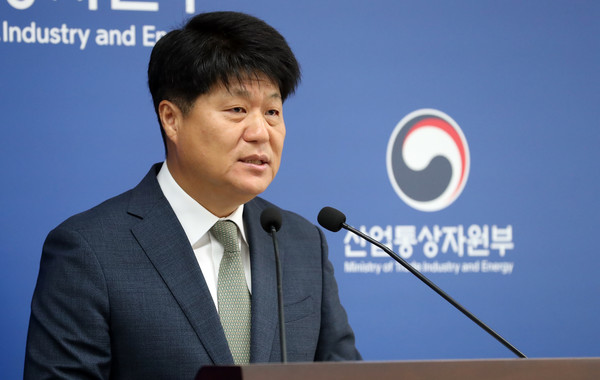 ▲ 박덕열 산업통상자원부 투자정책관이 4일 세종시 정부세종청사에서 2023년 3분기 외국인직접투자 동향을 발표하고 있다. /뉴시스