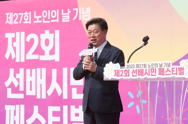 ▲ 박승원 광명시장이 제2회 선배시민 페스티벌에서 인사를 하고 있다.