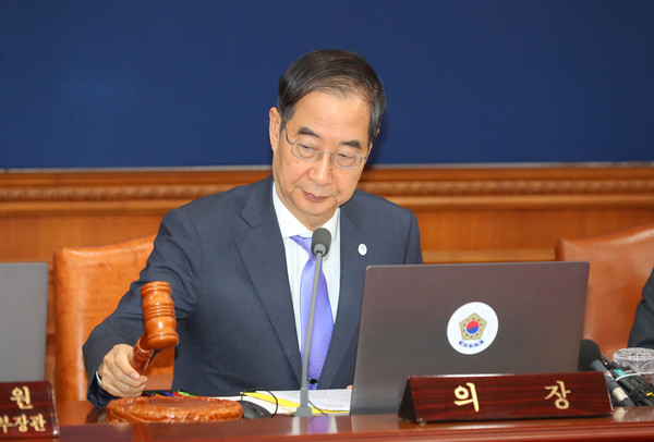 ▲ 의사봉 두드리는 한덕수 총리. /뉴시스