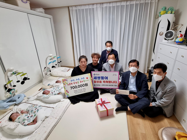 ▲ 이현재 하남시장이 출산장려금과 산후조리비 등 각종 지원금을 전달하고 있다.