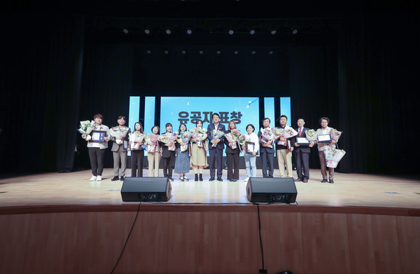 ▲ 인천 서구 노인의 날 기념식 표창장 수여 모습.