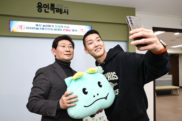 ▲ 우상혁 선수가 이상일 용인특례시장(왼쪽)과 셀카를 찍고 있다.