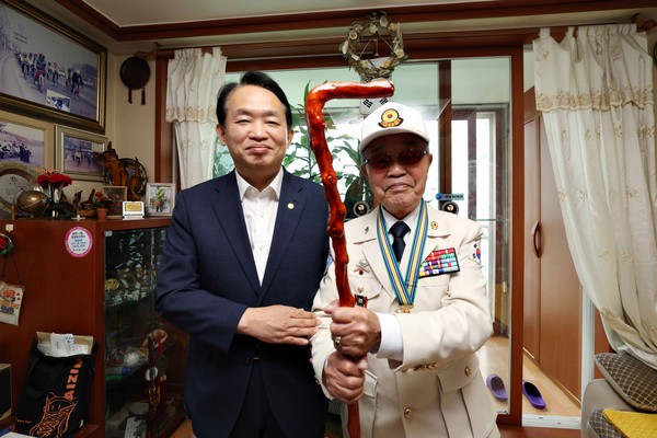 ▲ 김찬진 인천동구청장이 100세 생일을 맞이한 어르신께 축하 청려장을 전달했다.