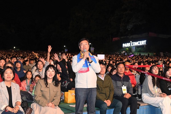 ▲ 신상진 성남시장이 파크콘서트에서 인사말을 하고 있다.