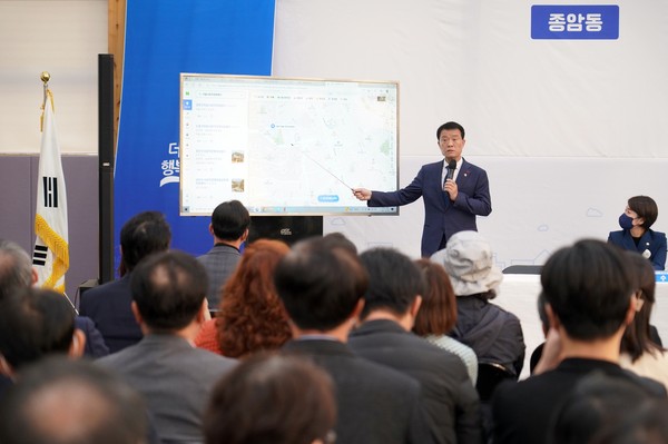 ▲ 2022년 현장구청장실에서 종암동 주민의 제안에 대한 검토 결과를 보고하고 있는 이승로 성북구청장.