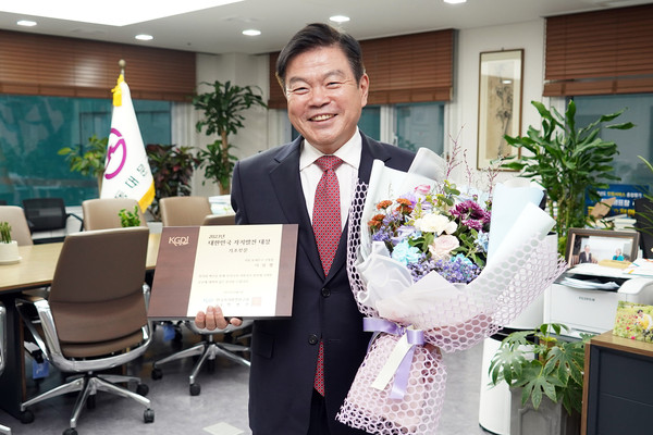 ▲ 2023 대한민국 자치발전 대상 수상 기념사진 찍는 이필형 동대문구청장.