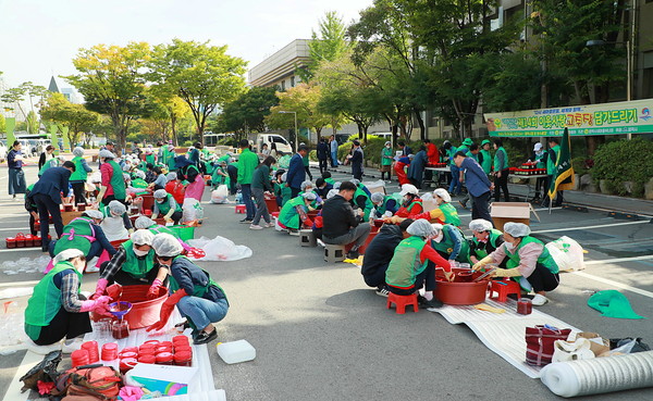 ▲ 평택시새마을회와 평택시새마을부녀회가 고추장을 담그고 있다.